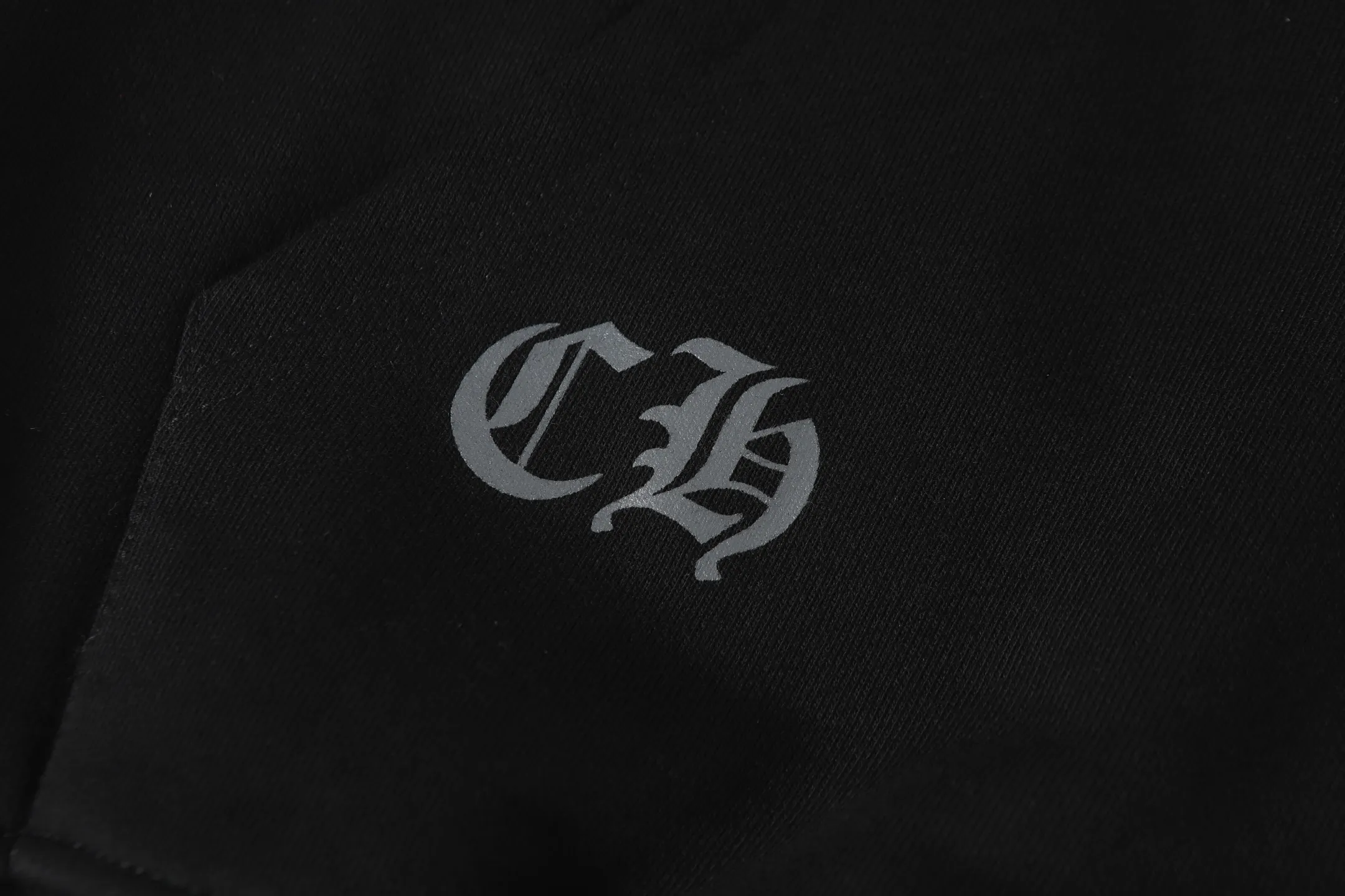 P240 Cross-border model, please do not place an order if you are pursuing quality -Chrome Hearts/Chrome Hearts 25ss Hong Kong Limited Scroll Horseshoe Print Zipper Sweater Cardigan Jacket -High weight, high density and high quality. The wool is soft, delicate and skin-friendly. It feels soft and silky. It has excellent warmth and skin-friendly properties. -Size: S M L XL